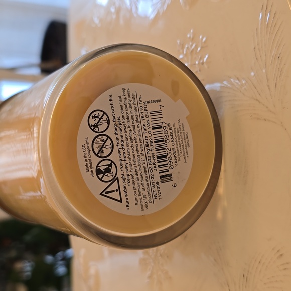 New Yankee Candle Vanilla Cupcake Dual Wick Tumbler 22 oz - Picture 8 of 10